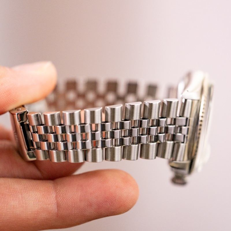 Eine Hand hält ein Uhrenarmband